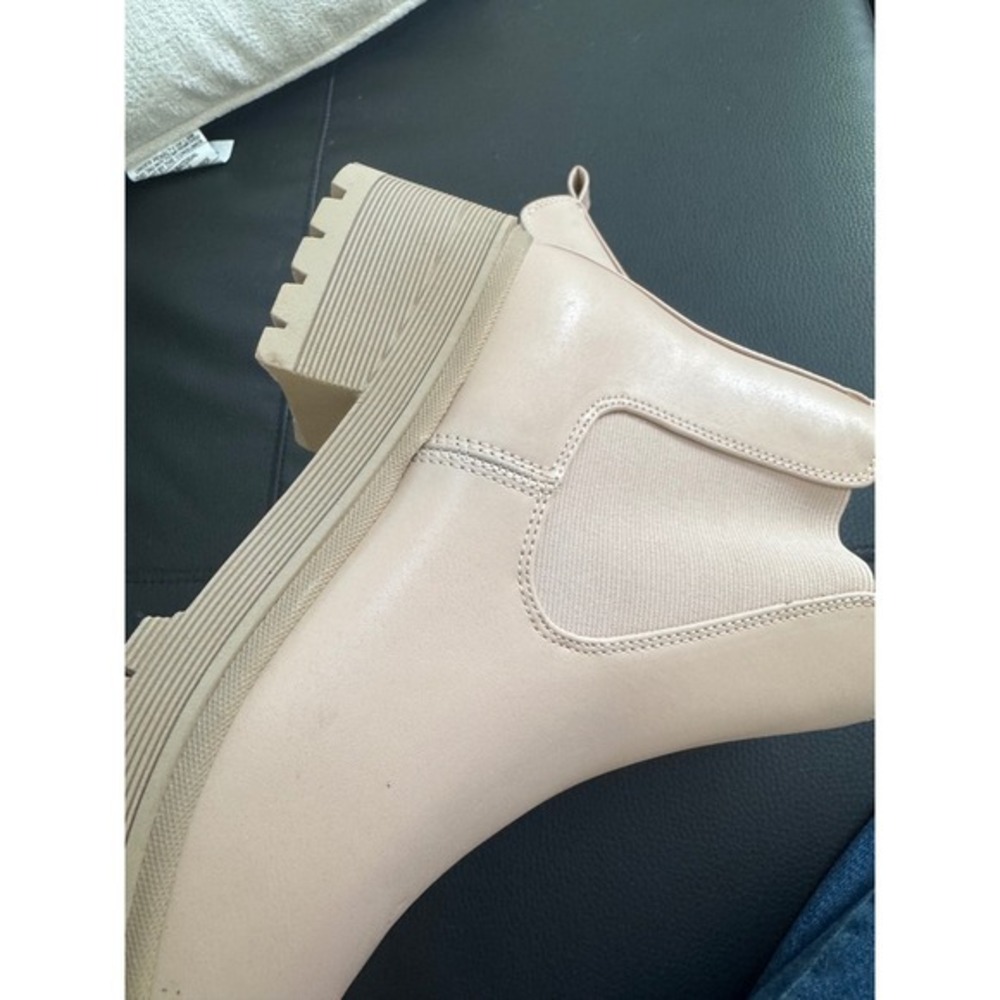 Amazon Essentials Women's Beige Chelsea Lug‎ Sole Boots Size 6 - Picture 3 of 4
